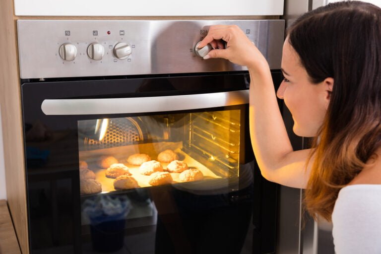 Leia mais sobre o artigo Quando Usar Forno ou Micro-ondas: Escolhendo a Melhor Opção