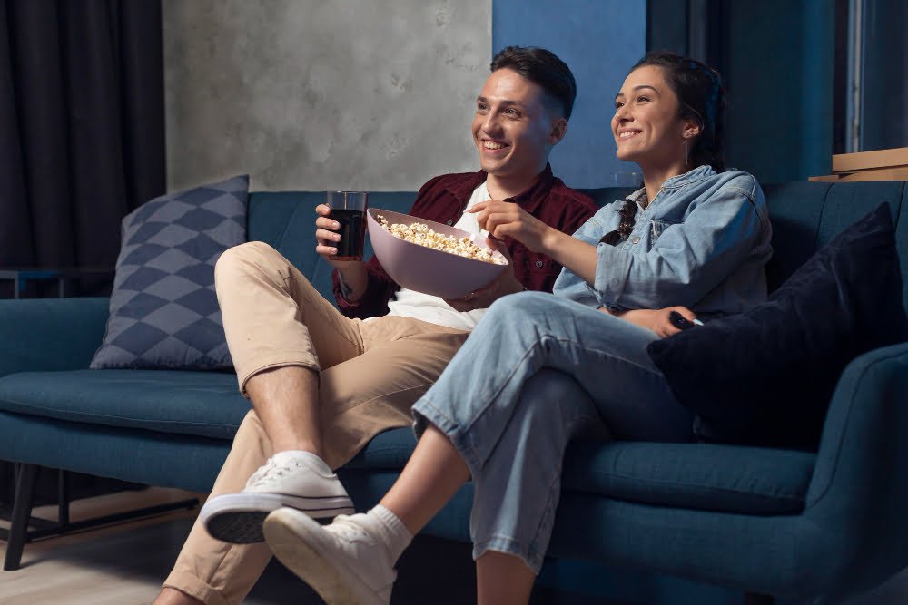 O qué IPTV? Como Funciona? Quais os melhores? 4 amigos assistindo servico de streaming juntos dentro de casa
