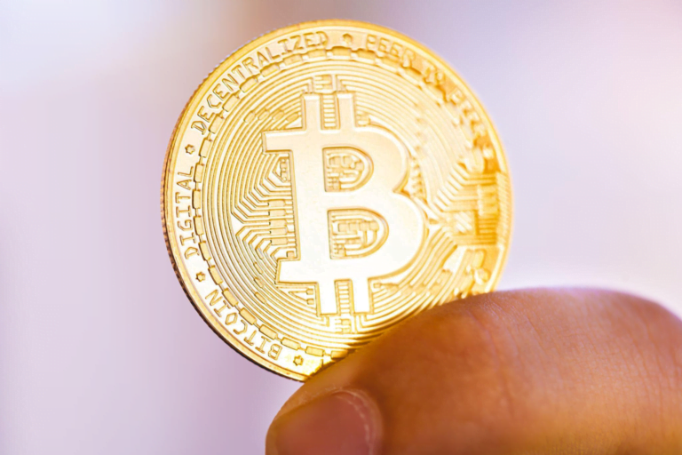 Leia mais sobre o artigo Criptos voltam a atrair holofotes: vale a pena investir agora?