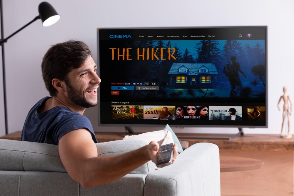 O qué IPTV? Como Funciona? Quais os melhores? 2 man watching his favorite movie tv
